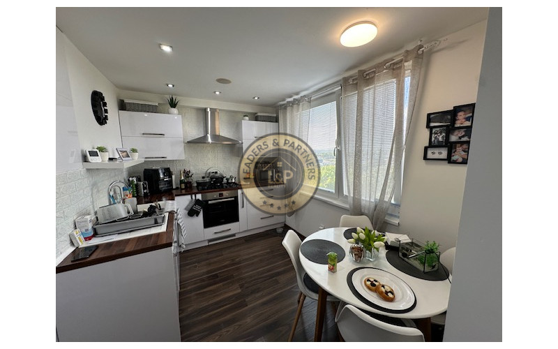 Na predaj nadštandardne zrekonštruovaný 3,5 izbový byt v Seredi na Pažitnej ulici.