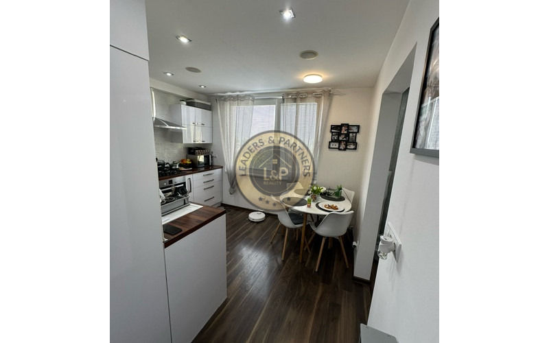 Na predaj nadštandardne zrekonštruovaný 3,5 izbový byt v Seredi na Pažitnej ulici.