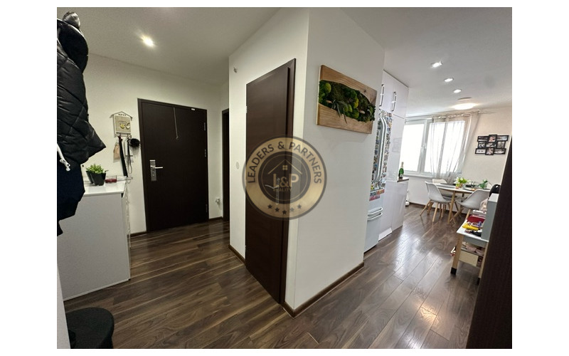 Na predaj nadštandardne zrekonštruovaný 3,5 izbový byt v Seredi na Pažitnej ulici.