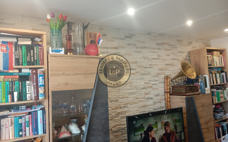 PREDAJ veľký zrekonštruovaný 2-izb.byt, komplet zariadený, v  blízkosti  Lesoparku