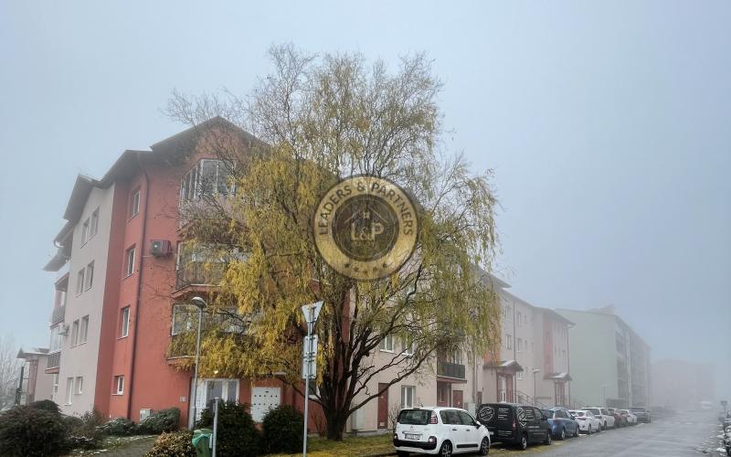 REZERVOVANÝ! Na predaj priestranný 3-izbový byt v Pezinku na Muškátovej ulici.