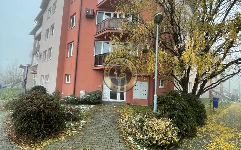 REZERVOVANÝ! Na predaj priestranný 3-izbový byt v Pezinku na Muškátovej ulici.