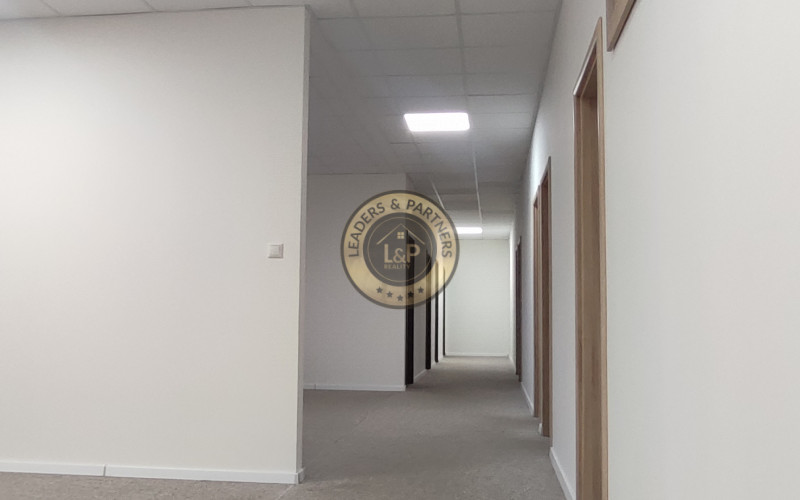 Moderné kancelárske priestory s vlastným parkovaním blízko centra mesta.