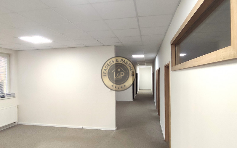 Moderné kancelárske priestory s vlastným parkovaním blízko centra mesta.