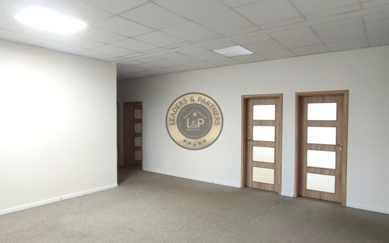 Moderné kancelárske priestory s vlastným parkovaním blízko centra mesta.