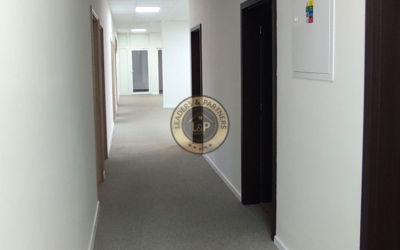 Moderné kancelárske priestory s vlastným parkovaním blízko centra mesta.