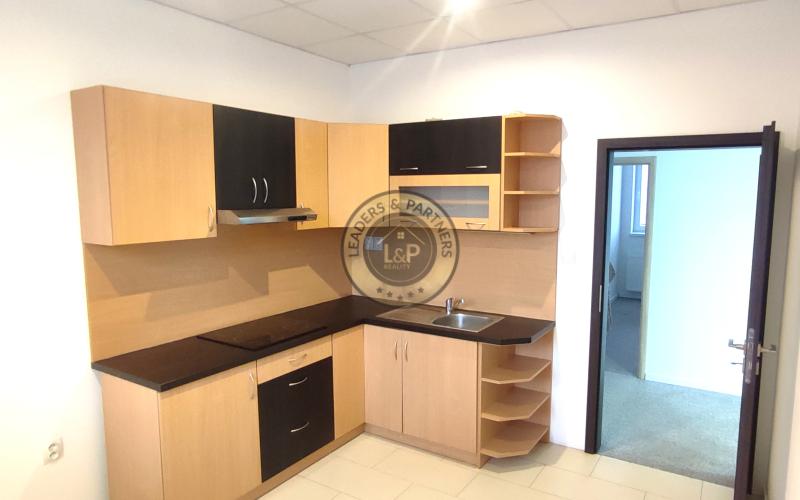 Moderné kancelárske priestory s vlastným parkovaním blízko centra mesta.