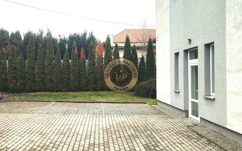 Moderné kancelárske priestory s vlastným parkovaním blízko centra mesta.