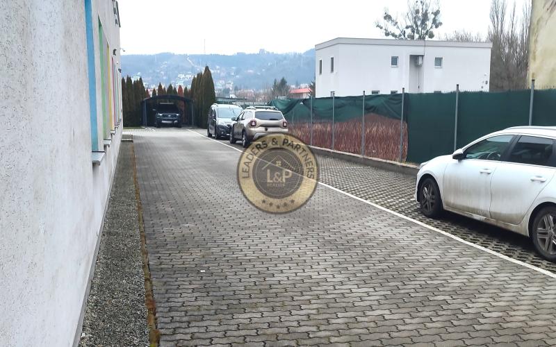 Moderné kancelárske priestory s vlastným parkovaním blízko centra mesta.