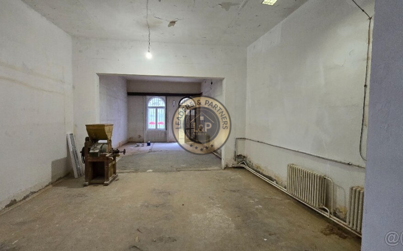 Lukratívna budova s  pozemkom v centre na PREDAJ!!!