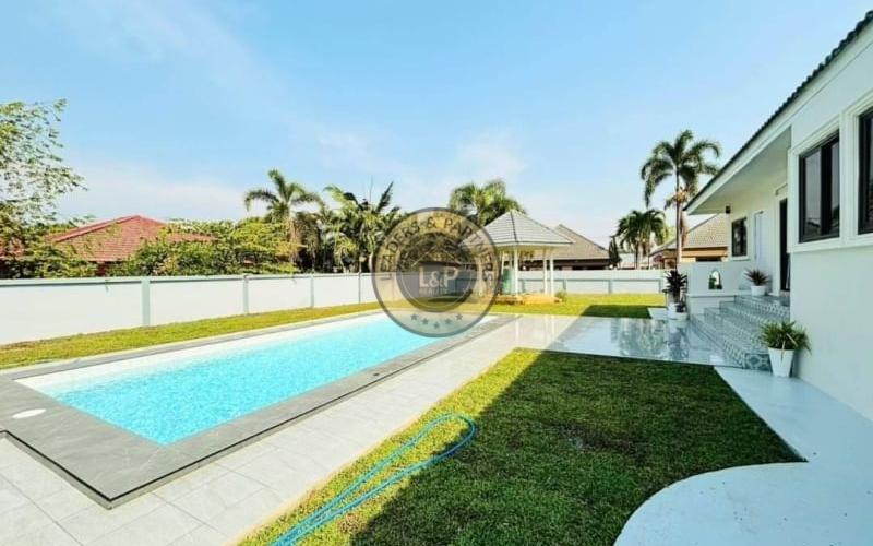 Bungalov v Thajsku s bazénom-Pattaya -Bangsaray