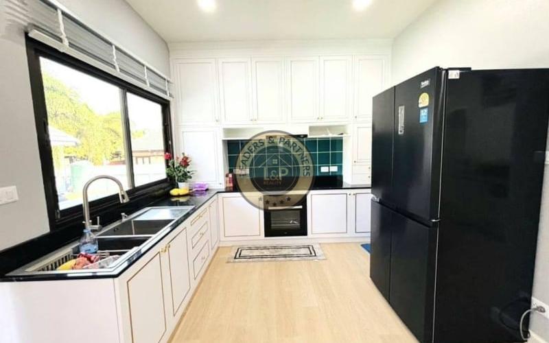 Bungalov v Thajsku s bazénom-Pattaya -Bangsaray