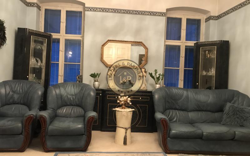 Na PREDAJ priestranný staromestský 3izb byt zo záhradou a dvorom