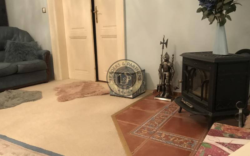 Na PREDAJ priestranný staromestský 3izb byt zo záhradou a dvorom