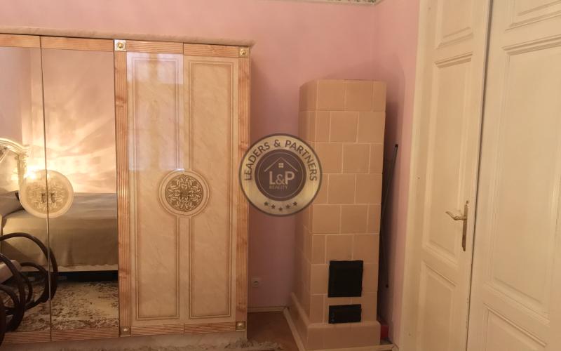 Na PREDAJ priestranný staromestský 3izb byt zo záhradou a dvorom