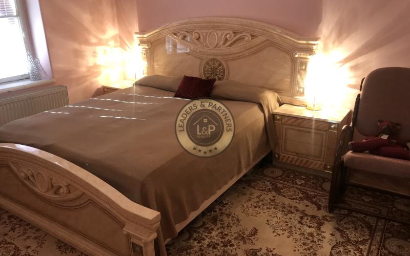 Na PREDAJ priestranný staromestský 3izb byt zo záhradou a dvorom