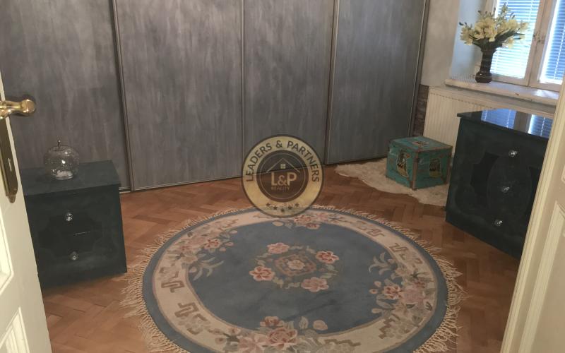 Na PREDAJ priestranný staromestský 3izb byt zo záhradou a dvorom