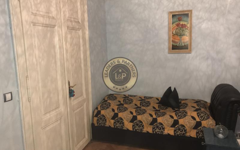 Na PREDAJ priestranný staromestský 3izb byt zo záhradou a dvorom