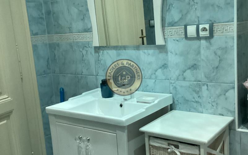 Na PREDAJ priestranný staromestský 3izb byt zo záhradou a dvorom