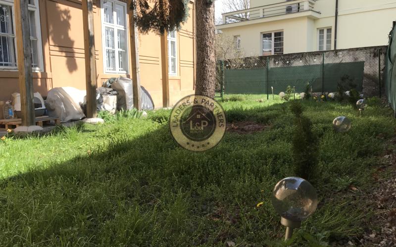 Na PREDAJ priestranný staromestský 3izb byt zo záhradou a dvorom