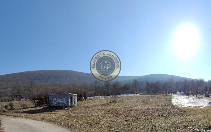 Na predaj pozemok vhodný na výstavbu RD v Horných Orešanoch