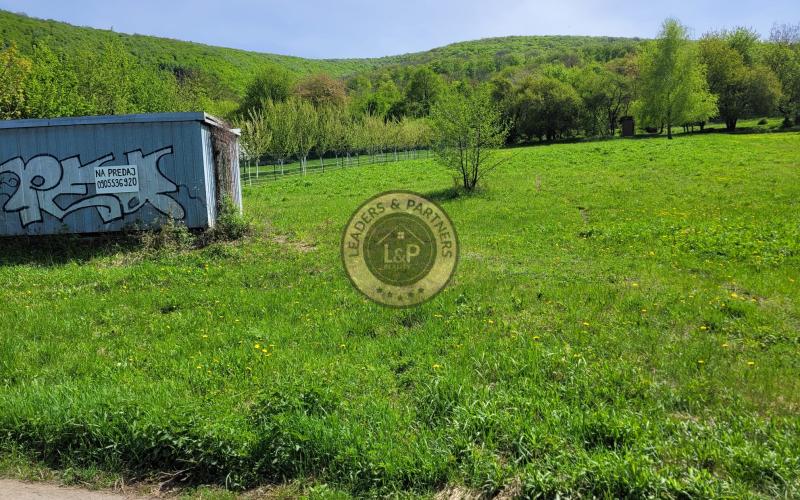 Na predaj pozemok vhodný na výstavbu RD v Horných Orešanoch