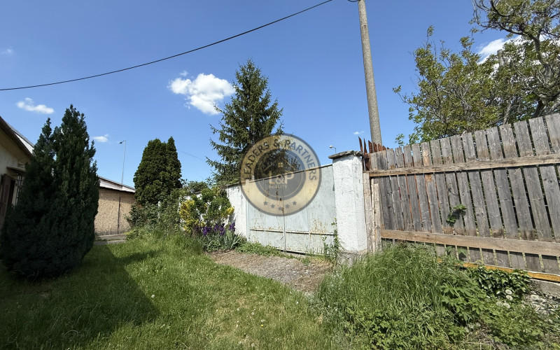 Na predaj starší vidiecky dom s 8 árovým pozemkom v Grinave