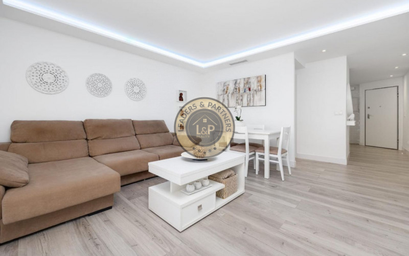 Lukratívny apartmán 4+1 s balkónom Torrevieja-Španielsko