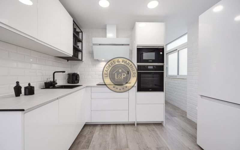 Lukratívny apartmán 4+1 s balkónom Torrevieja-Španielsko