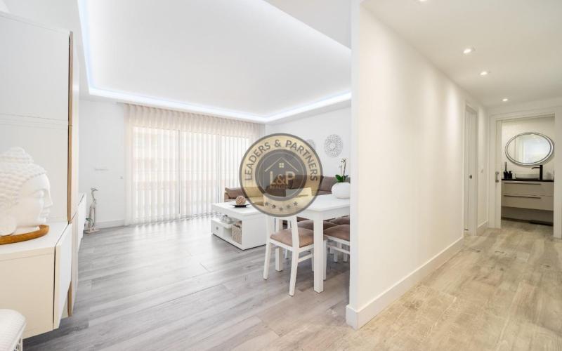 Lukratívny apartmán 4+1 s balkónom Torrevieja-Španielsko