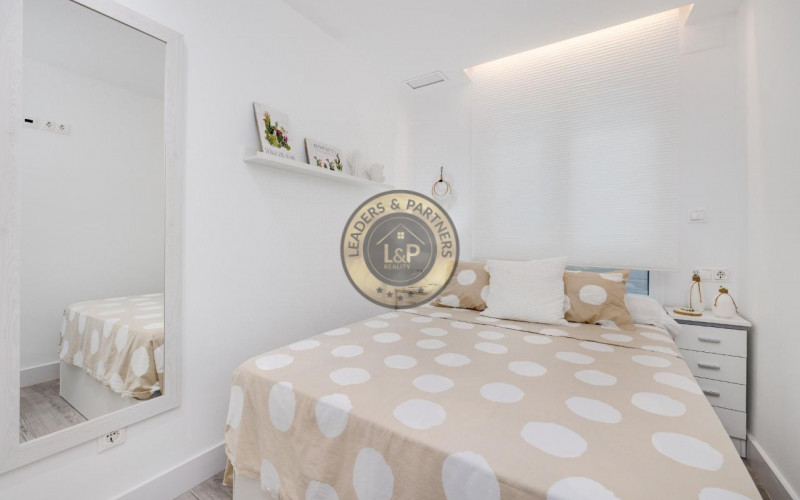 Lukratívny apartmán 4+1 s balkónom Torrevieja-Španielsko