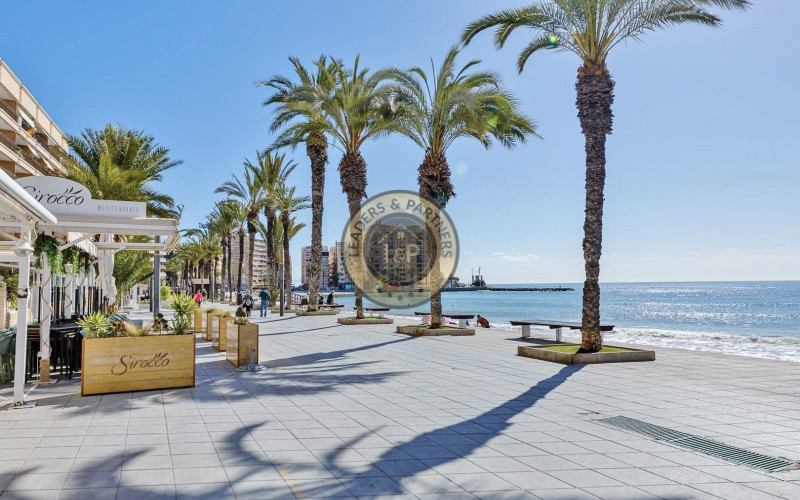 Lukratívny apartmán 4+1 s balkónom Torrevieja-Španielsko