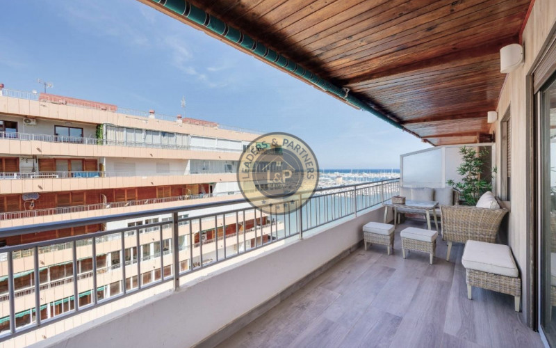 Lukratívny apartmán 4+1 s balkónom Torrevieja-Španielsko