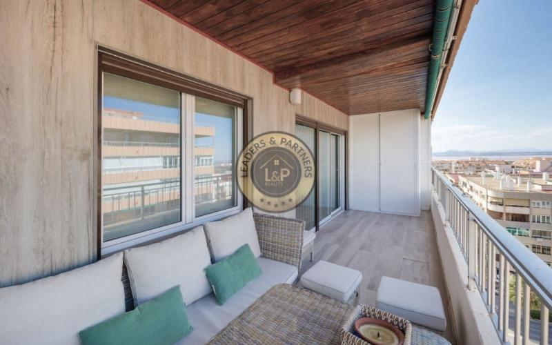 Lukratívny apartmán 4+1 s balkónom Torrevieja-Španielsko