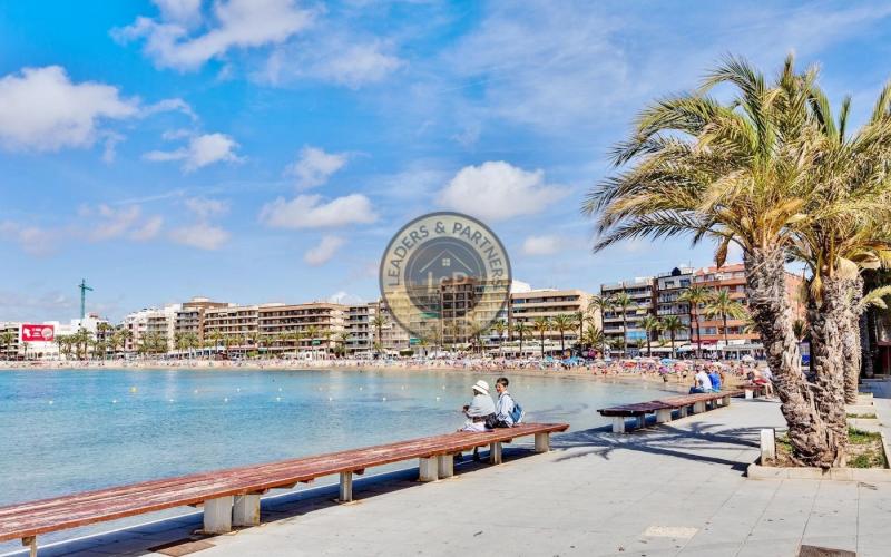 Lukratívny apartmán 4+1 s balkónom Torrevieja-Španielsko