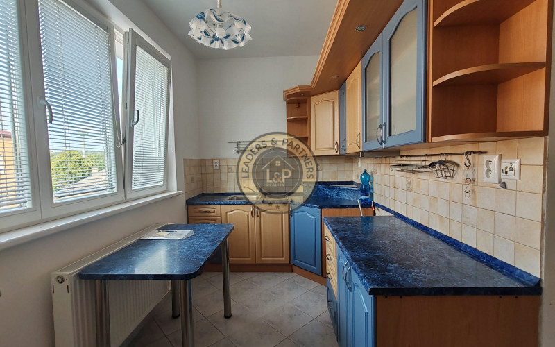 ZNÍŽENÁ CENA !! Ticho, komfort a priestor – 3-izbový byt v Ladcoch čaká na Vás!