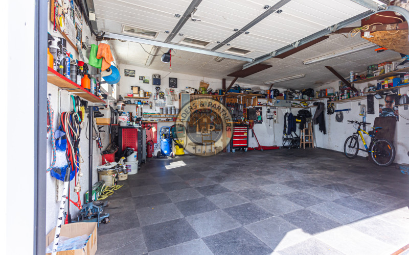 4-izbový,dvojpodlažný rodinný dom s 2 veľkými garážami, 164 m², blízko centra Košíc.