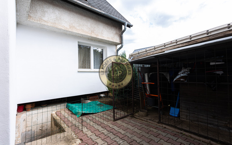 4-izbový,dvojpodlažný rodinný dom s 2 veľkými garážami, 164 m², blízko centra Košíc.