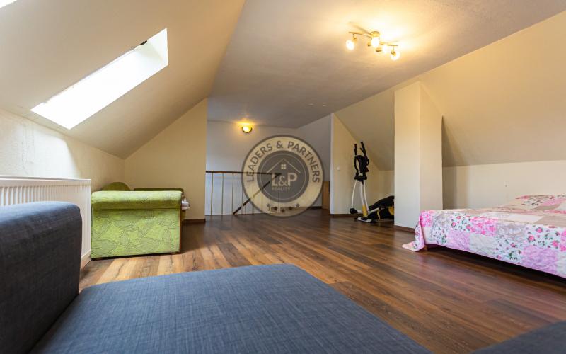 4-izbový,dvojpodlažný rodinný dom s 2 veľkými garážami, 164 m², blízko centra Košíc.