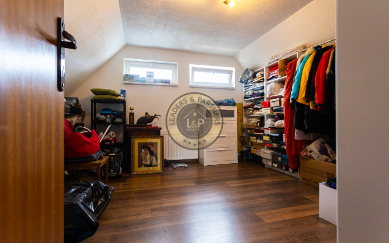 4-izbový,dvojpodlažný rodinný dom s 2 veľkými garážami, 164 m², blízko centra Košíc.