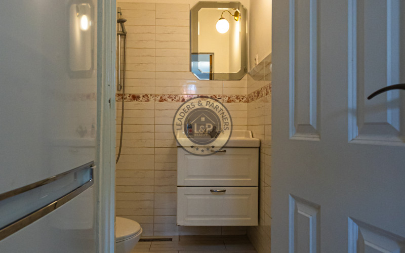 4-izbový,dvojpodlažný rodinný dom s 2 veľkými garážami, 164 m², blízko centra Košíc.