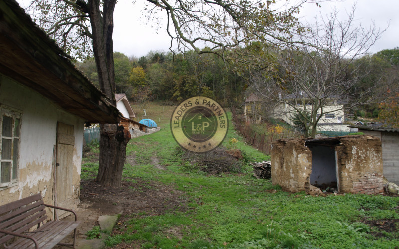 Na predaj stavebný pozemok v obci Kolíňany 1420 m2