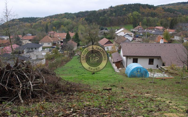 Na predaj stavebný pozemok v obci Kolíňany 1420 m2