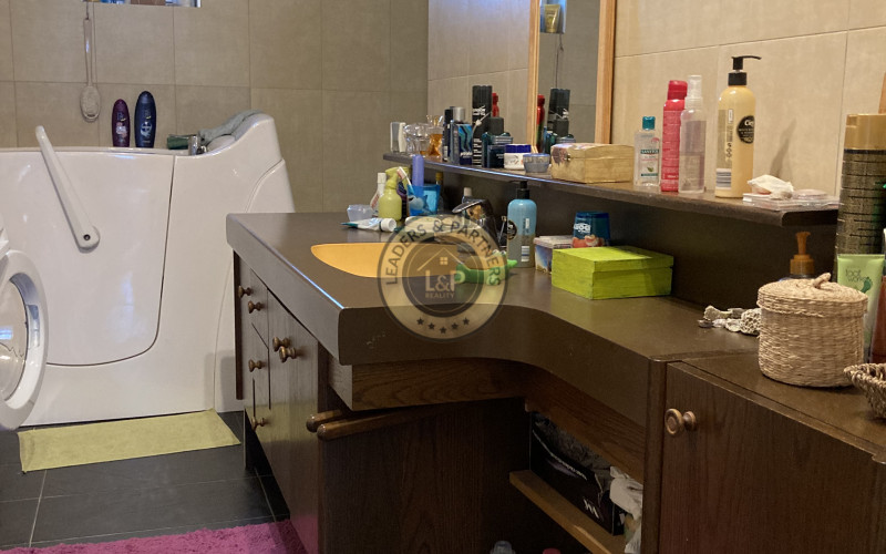 PREDAJ veľký 6izbový rodinný dom Bezenye.