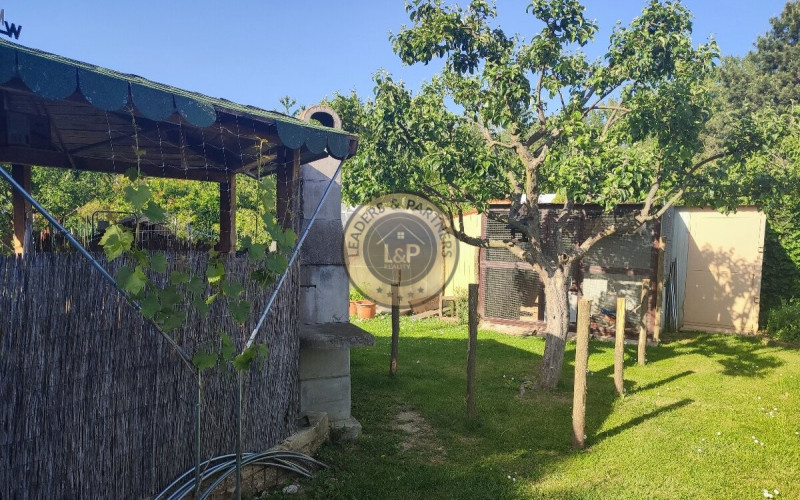 Na predaj záhrada s obytnou chatkou v Seredi