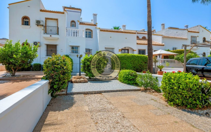 Radový dom 3+kk s bazénom Orihuela Costa, Španielsko