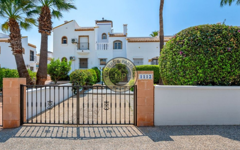 Radový dom 3+kk s bazénom Orihuela Costa, Španielsko