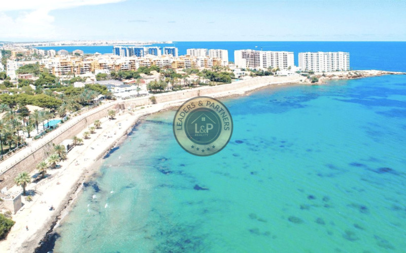 Moderný apartmán 3+kk Alicante-Punta Prima, Španielsko