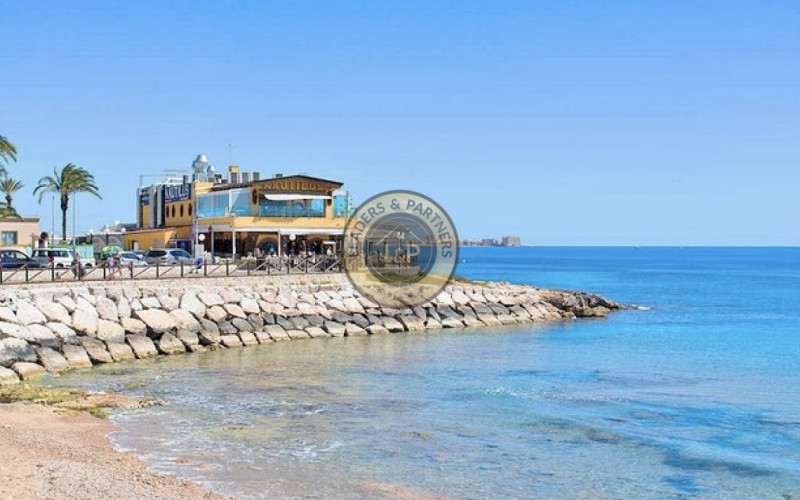 Moderný apartmán 3+kk Alicante-Punta Prima, Španielsko