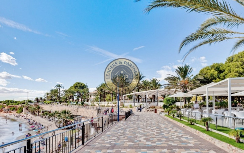 Moderný apartmán 3+kk Alicante-Punta Prima, Španielsko